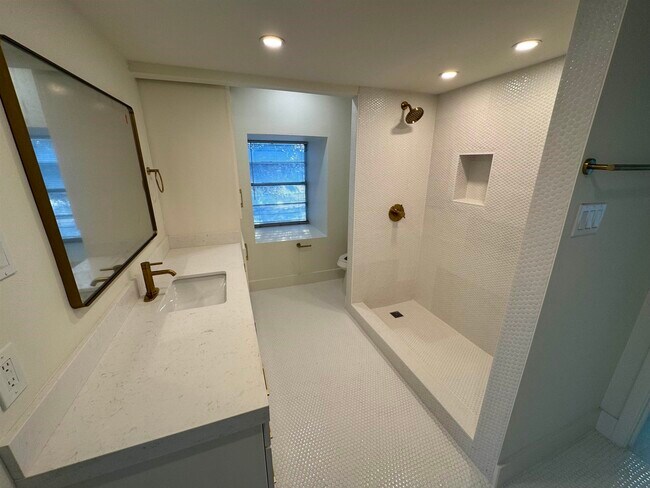 Building Photo - 13 Royale Cir