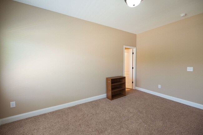 Building Photo - Spacious stunning 5-Bedroom 4 bathroom Home in a Desirable Neighborhood in Summerfield NC