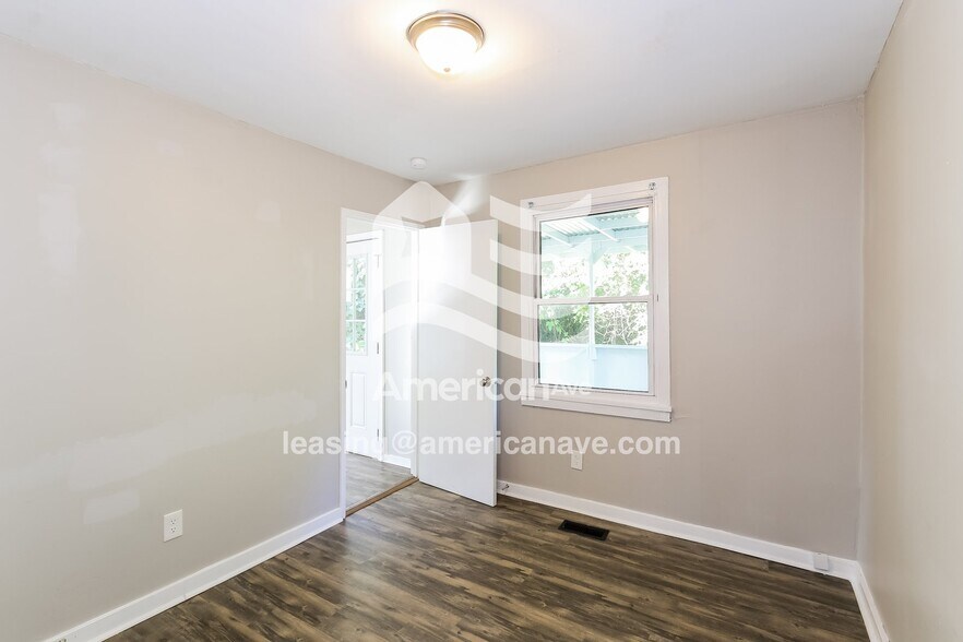 Building Photo - 663 Seymour Dr