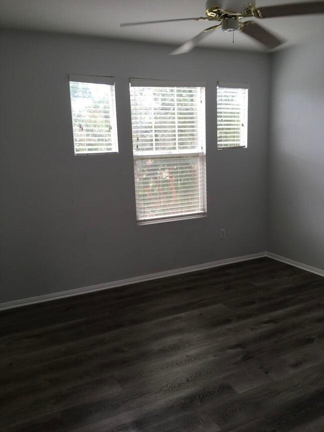 Building Photo - Lovely 3 Bedroom 2.5 Bath Townhome 1 mile ...