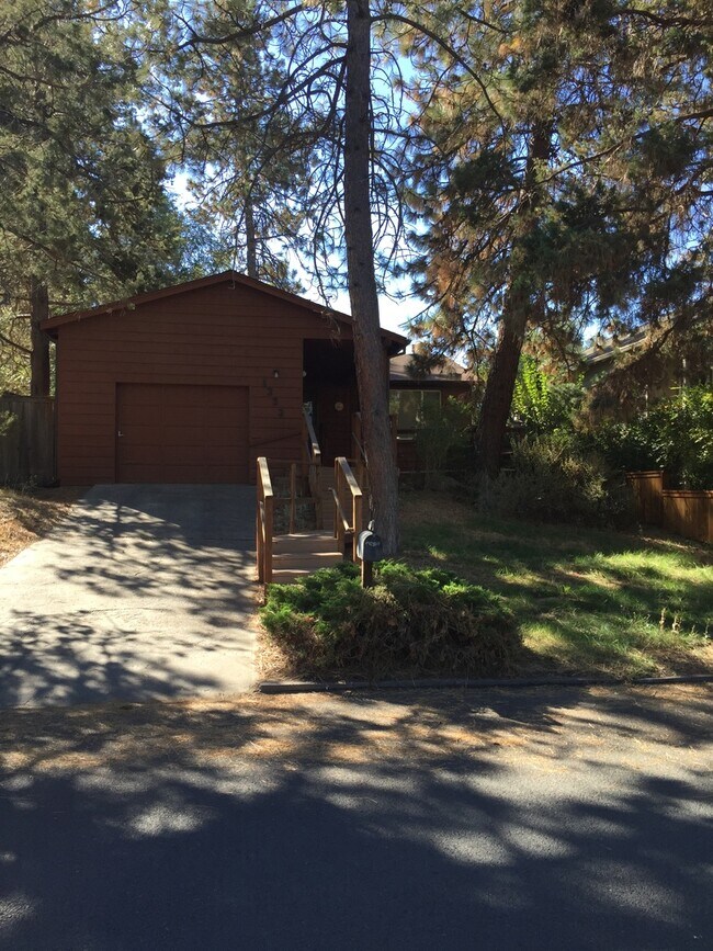 Building Photo - NW BEND Bungalow