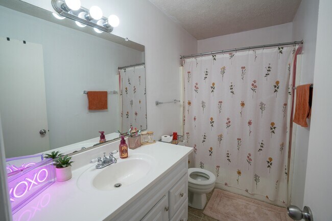 Building Photo - 923 Burcham Dr