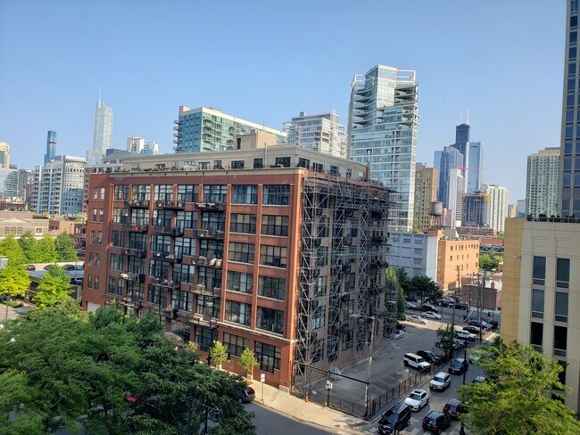 Building Photo - 758 N Larrabee St
