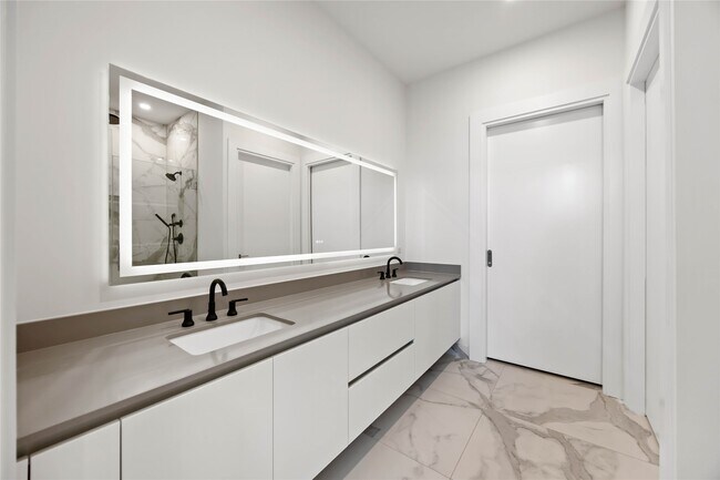 Building Photo - 1711 Allen Pkwy