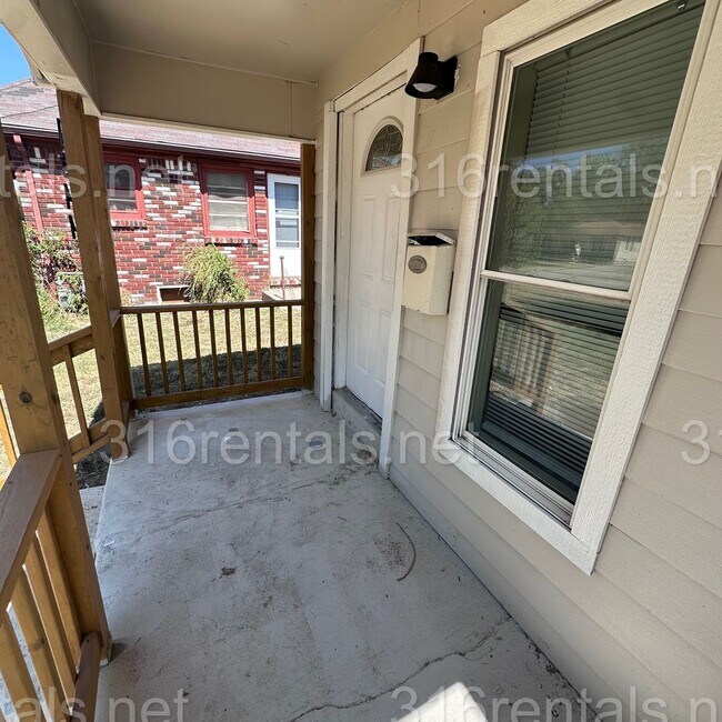 Building Photo - 1844 S Hiram Ave