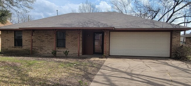 Building Photo - Charming and move-in ready! 3 Bedroom hous...