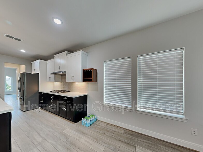 Building Photo - 8926 Emerald Cane Dr