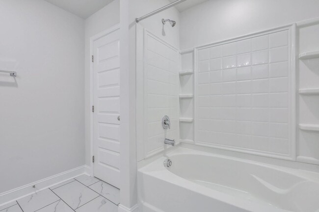 Building Photo - Beautiful Town Home!! Available Now!