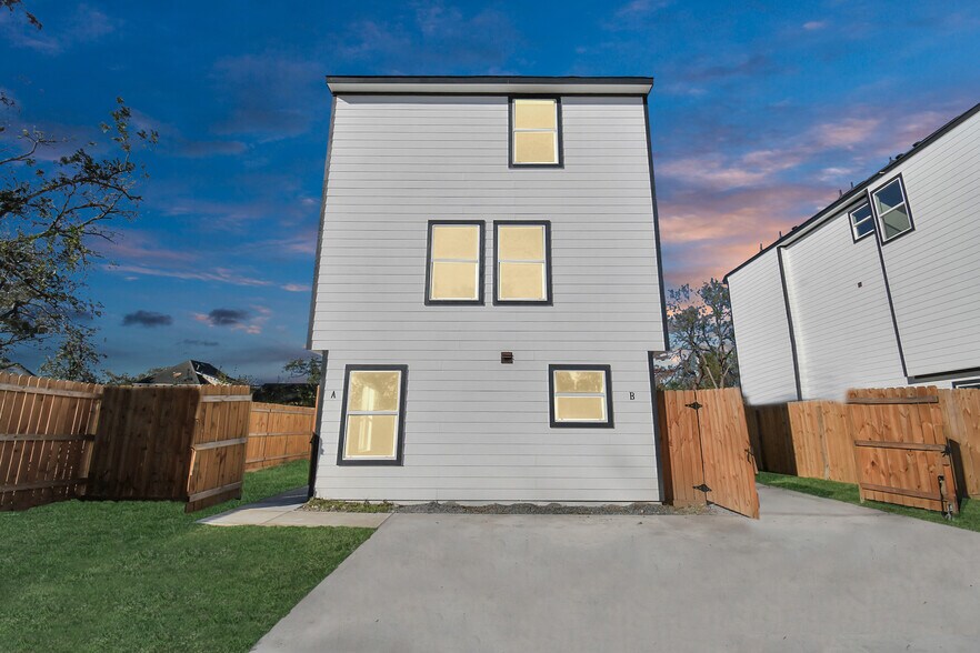 Building Photo - 6315 Sandra St