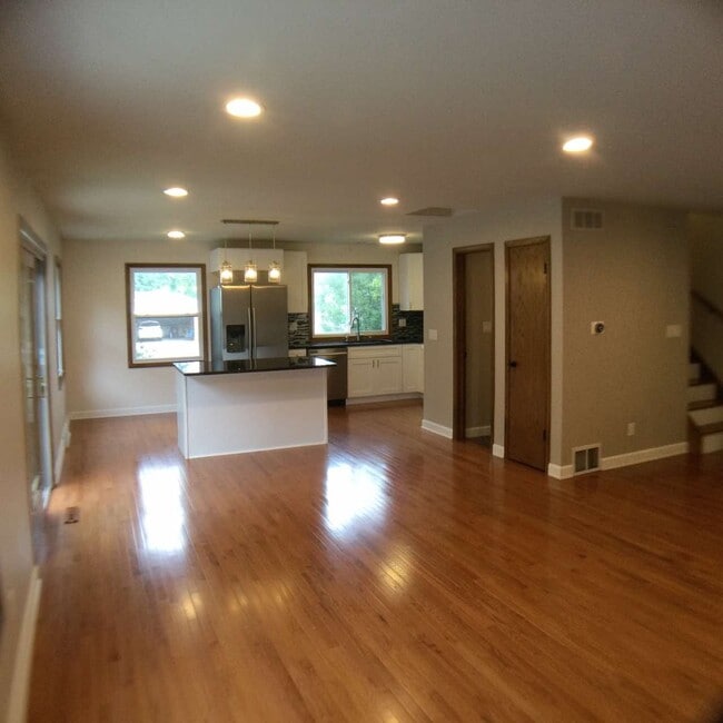 Building Photo - 201 W Oak St