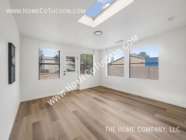 Building Photo - 5123 Paseo Las Palmas