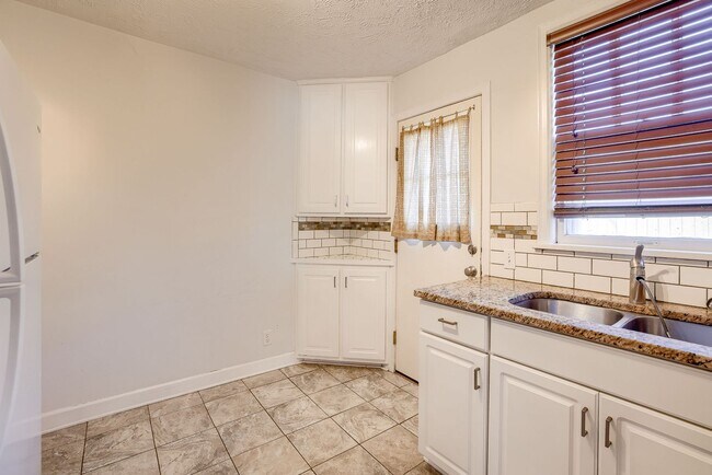 Building Photo - Charming 3 Bedroom Duplex In Prime Location!!