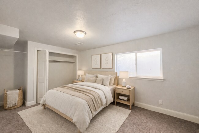 Building Photo - 5 bed 3 bath home in quiet neighborhood!