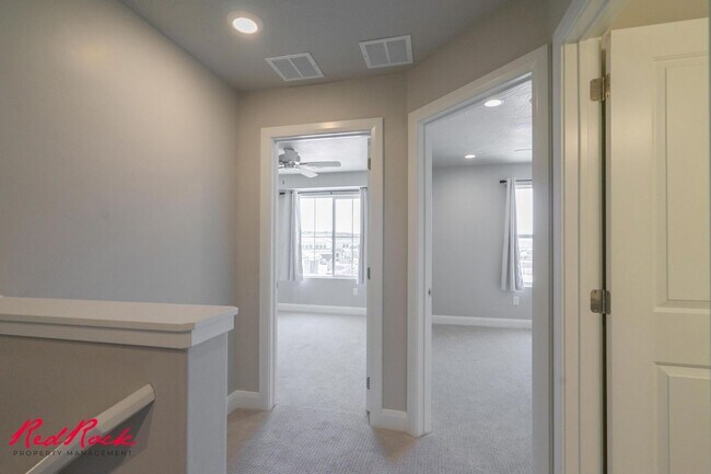 Building Photo - 2277 Mirador Aly