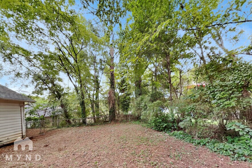 Building Photo - 3047 Brook Hollow Dr