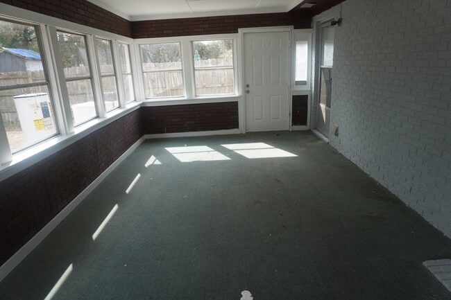 Building Photo - 207 Berry Ct