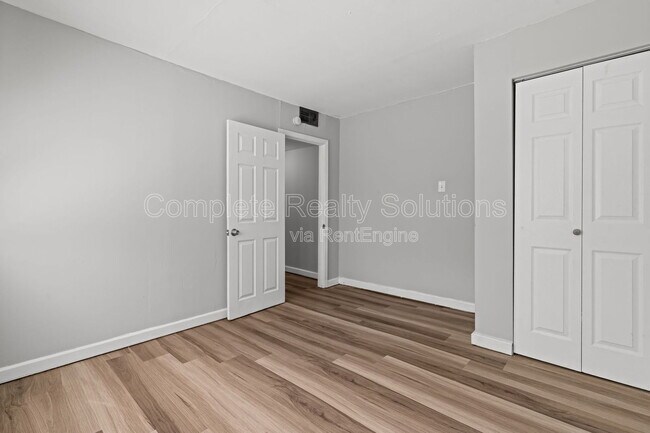 Building Photo - 7120 Greenhaven Dr