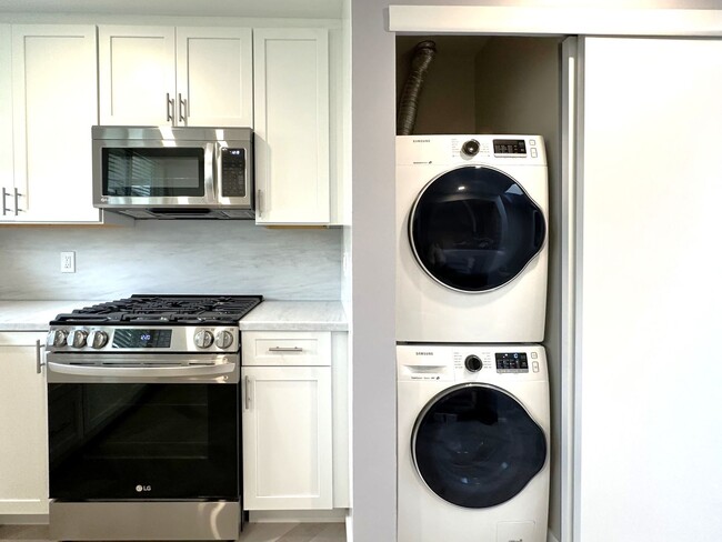 Building Photo - EPIC REA: Bright 1bd/1ba Condo with Washer/Dryer in unit and Parking!