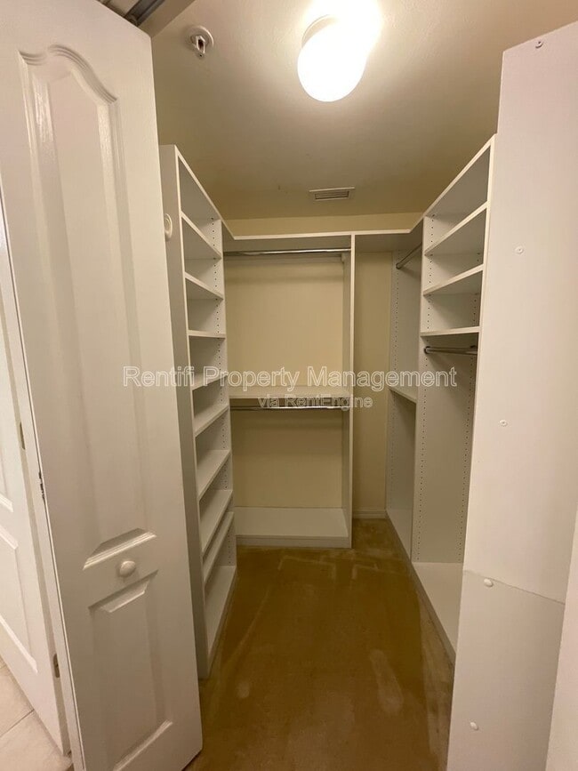 Building Photo - 12090 Summergate Cir