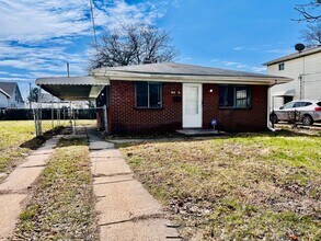 Building Photo - 3 Bedroom House