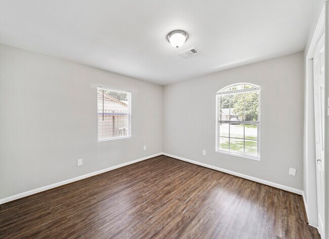 Building Photo - 1411 Pleasantville Dr