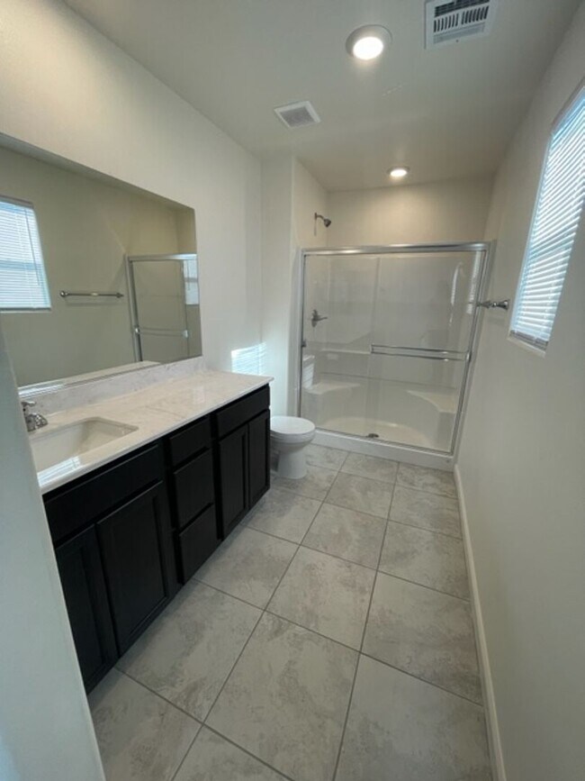 Building Photo - Beautiful Home with Open Living & Modern Finishes