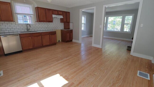 Building Photo - 3026 Dartmouth Ave