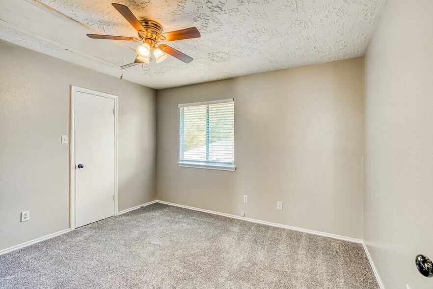 Building Photo - 20110 River Brook Dr