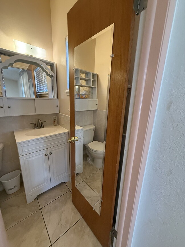 Building Photo - 10449 Chinaberry Dr