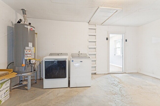 Building Photo - "Discover Spacious Comfort: 4-Bed, 2-Bath Home on Rockhill Road, Fort Worth!"