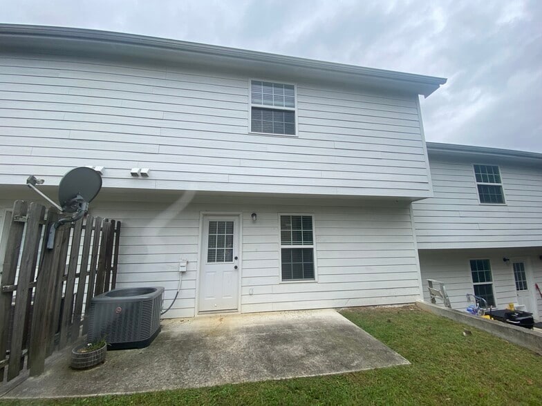 Building Photo - 1114 Maple Tree Ln