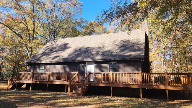 Building Photo - Home Located in Hamilton, Close to Lake Harding!