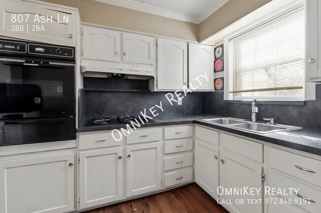 Building Photo - 807 Ash Ln
