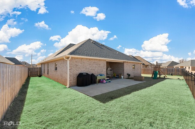 Building Photo - 4 Bedroom 2.5 Bathroom in Canes Landing