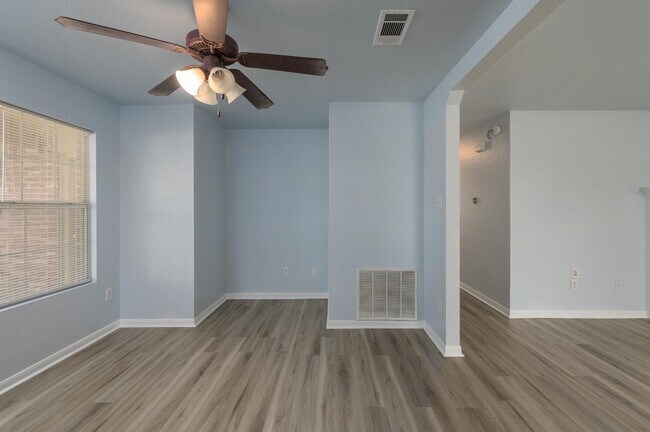 Building Photo - 2401 Haven Dr