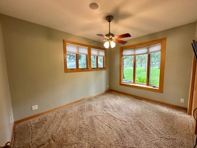 Building Photo - 6 bedroom, 4.5 bath Whitefish chain, 12 mo...