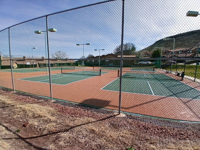 Building Photo - Pool, pickleball, views plus 3 bed 2 bath home.