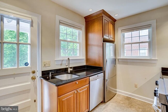 Building Photo - 609 Upland Pl