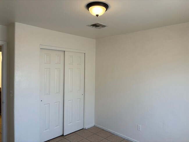 Building Photo - Beautifully Renovated 3 Bedroom Home -A/C-...