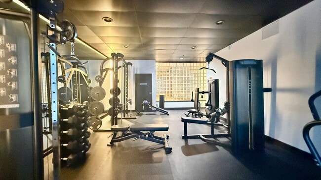 Building Photo - Bright 1BR/1BA w/ City Views, Amenities and just Steps to Embarcadero -AMSI