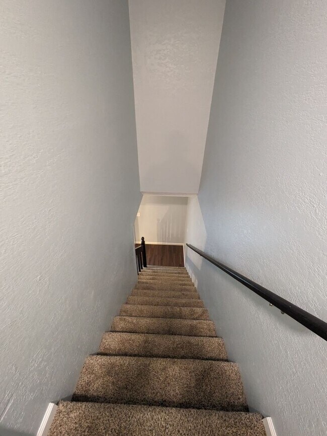 Building Photo - 307 NE Timbercreek Dr