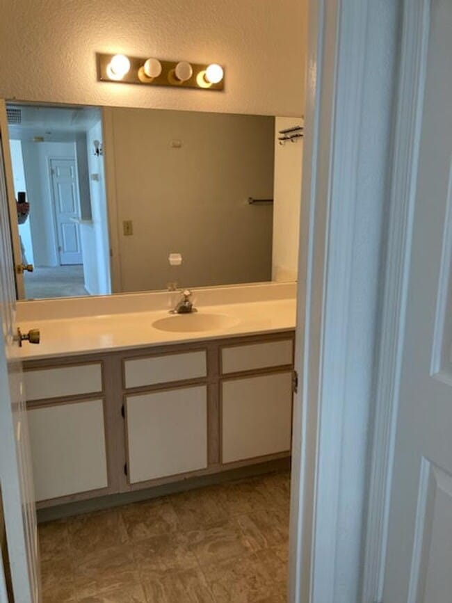 Building Photo - 3550 Bay Sands Dr