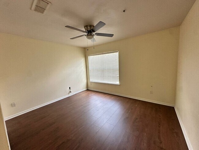 Building Photo - 8957 Lee Vista Blvd