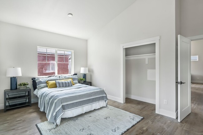 Building Photo - 2 Bed/1 Bath Duplex Apartment with Two Car...