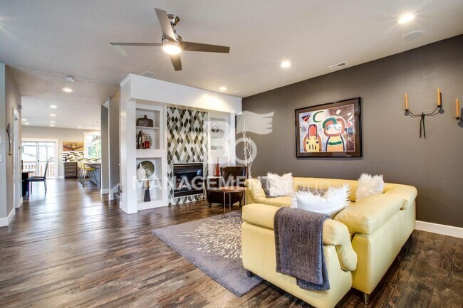 Building Photo - Close In NE Portland- Modern Townhome Across from Wholefoods and Starbucks