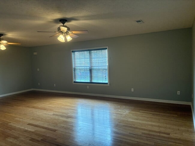 Building Photo - **NEW PRICE**   **New Paint**   **New Carpet**  Ready for YOU!!