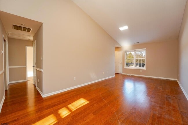 Building Photo - 558 London Ct