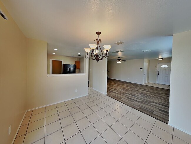 Building Photo - BEAUTIFUL HOME IN BURLESON ISD!