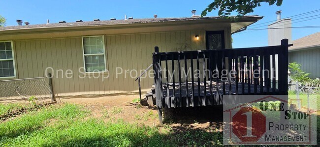 Building Photo - 3 Bedroom 2 Bathroom Duplex with 1 car garage in KCMO