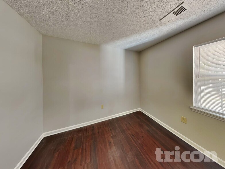 Building Photo - 11622 Calgary Dr